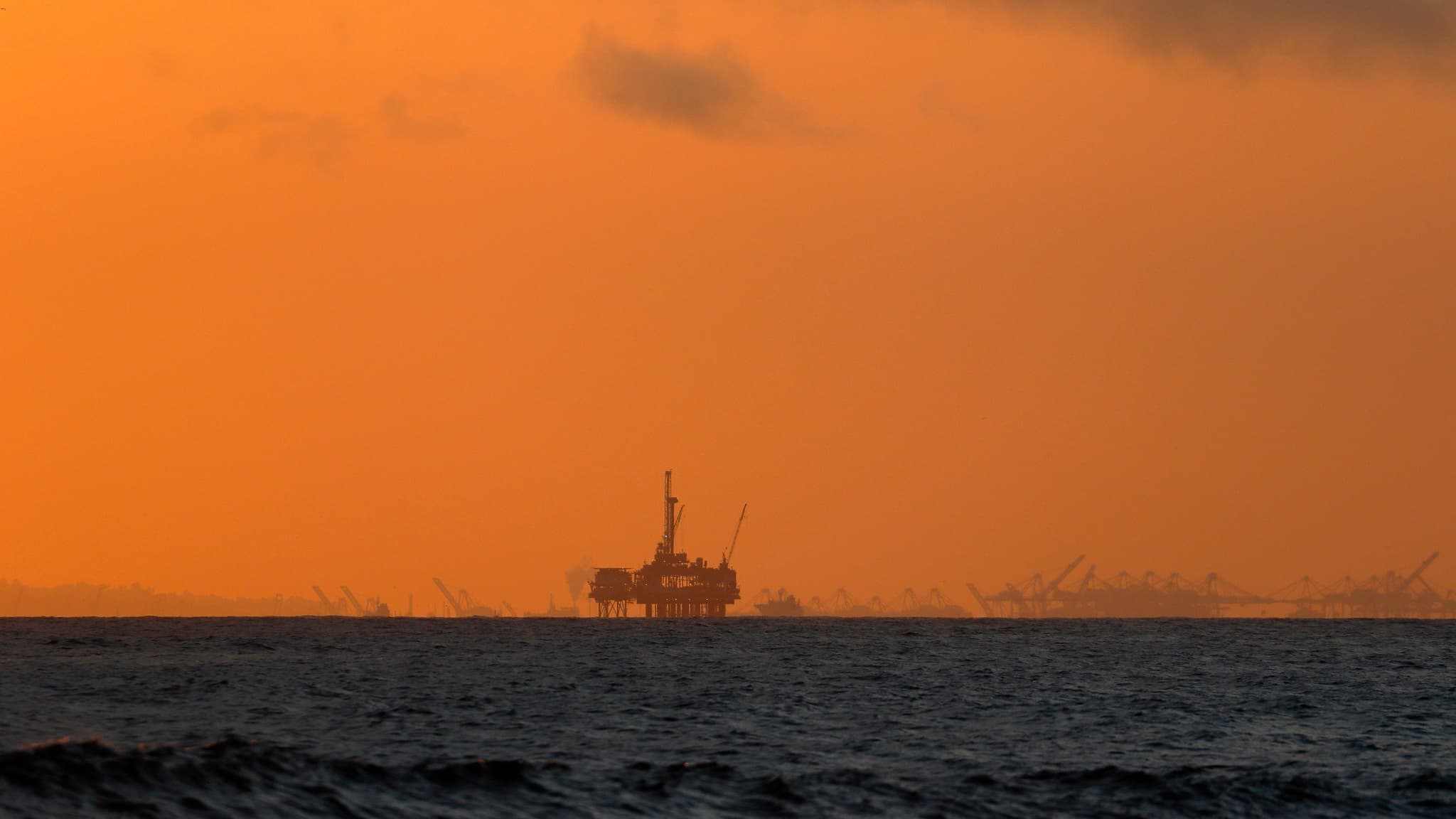 Macquarie Sees Oil Glut Risk as Iran Deal Pressure Mounts Before Midterms