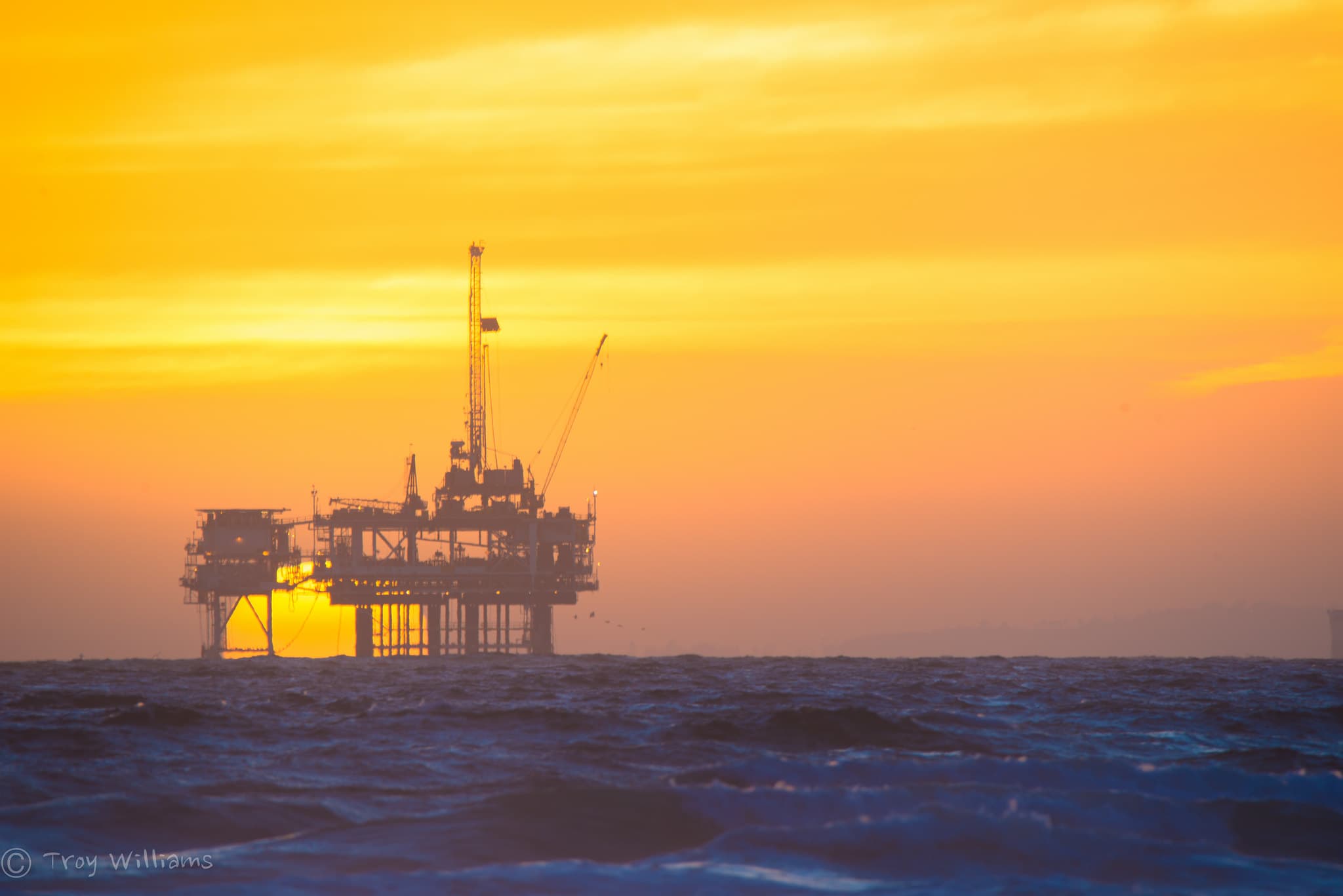 Oil Price Surge Boosts Energy Stocks, Pressures Airlines