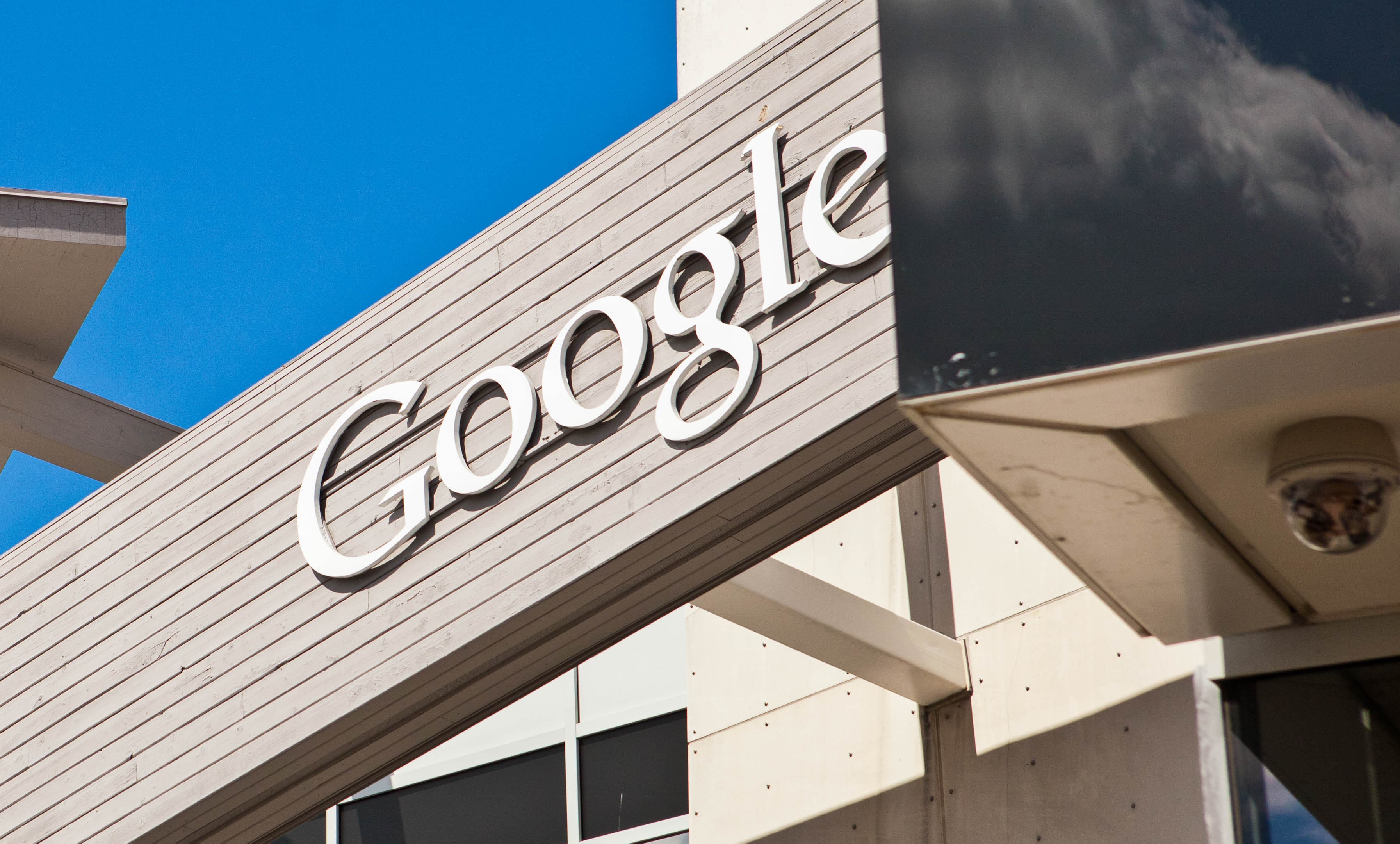 Apple, Alphabet Face Valuation Reset as Cash Generation Slows