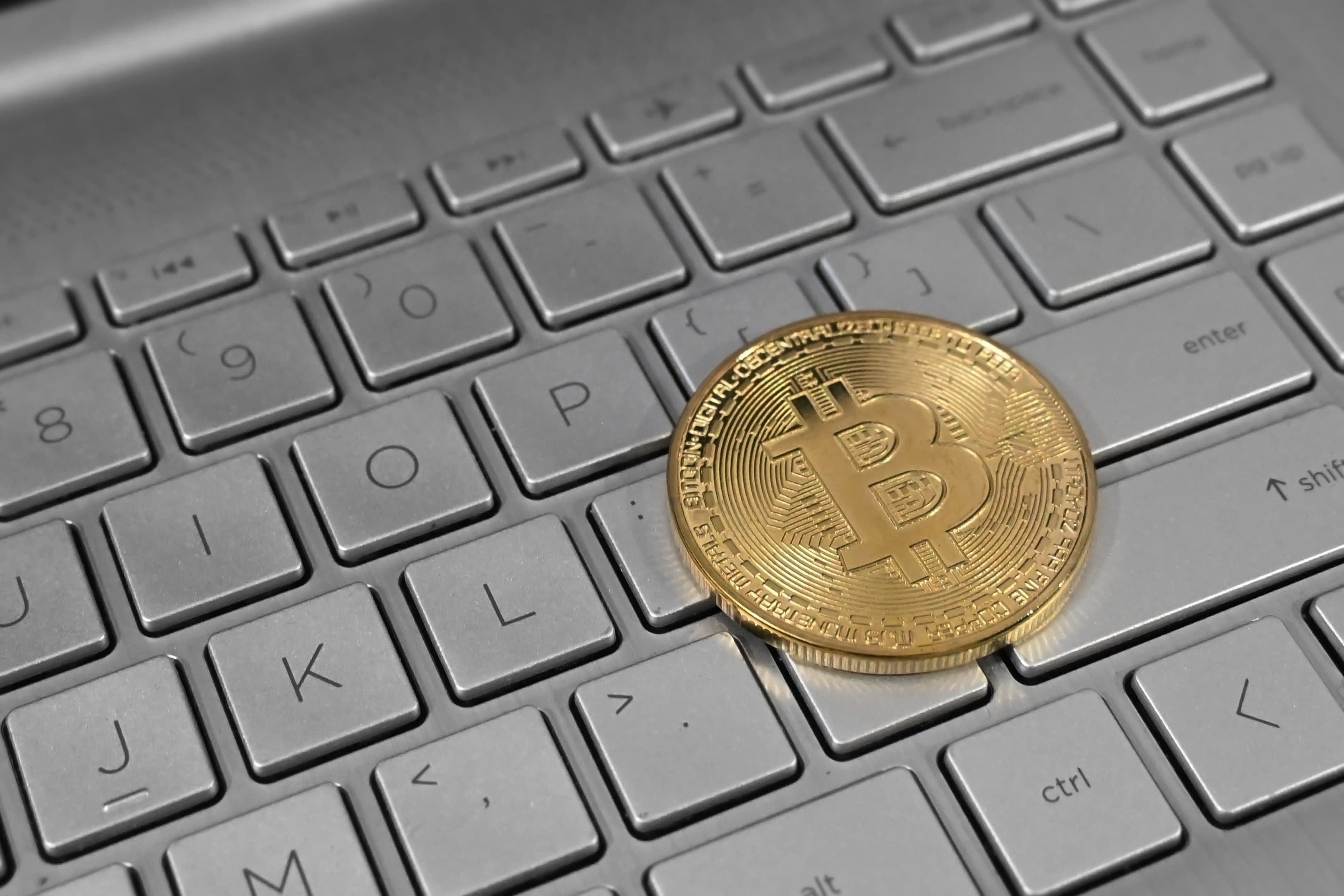 Bitcoin Holds $76K as Fear Index Drops to 28 During Market Pullback